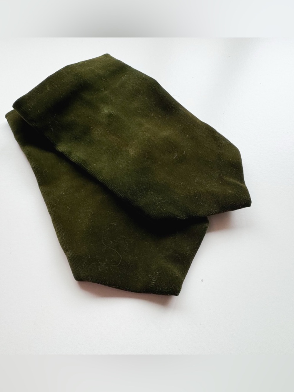 Vintage 1950s Olive Velvet Leaf Headband with Pearl Beads and Matching Wristlets - Picture 6 of 10